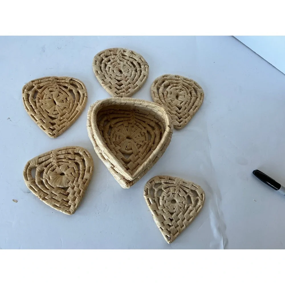 Vintage Heart Woven Straw Basket with Lid and 4‎ Coasters Set Tan Boho